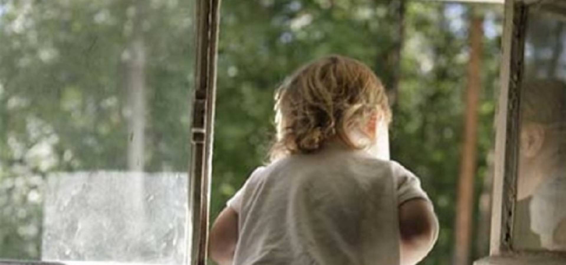 Поки мати розважалась, п'ятирічна дівчинка випала з вікна багатоповерхівки
