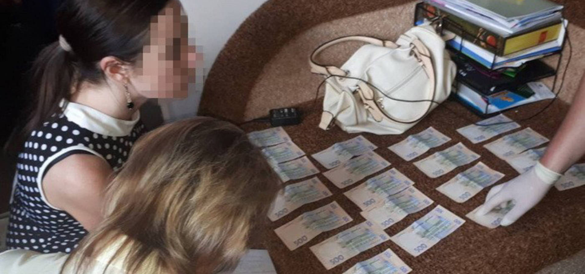 Спіймана на хабарі