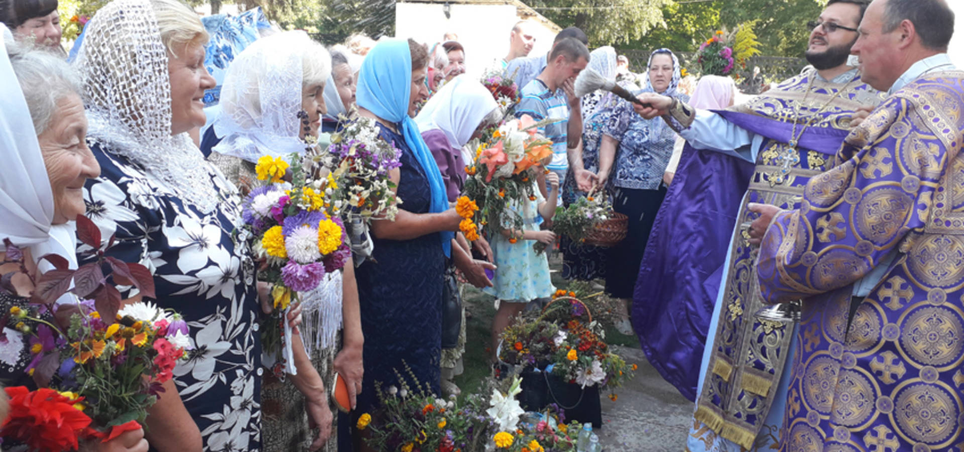 На медовий Спас освятили воду, квіти, мак