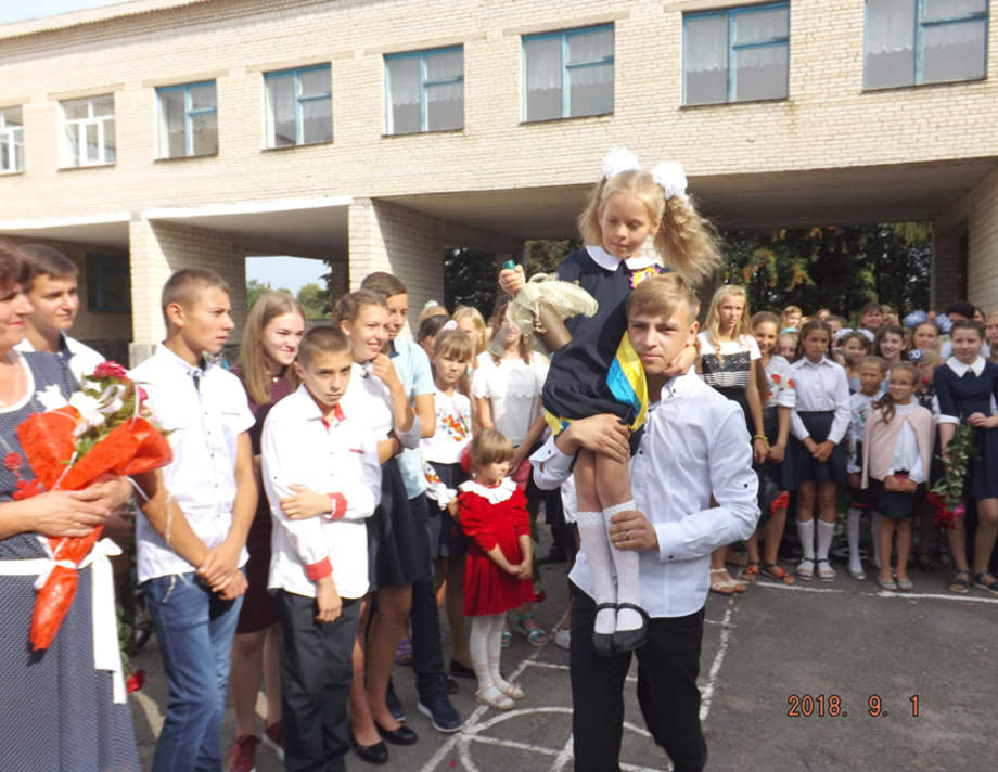 В Сальницю принесла  осінь свято урочисте…