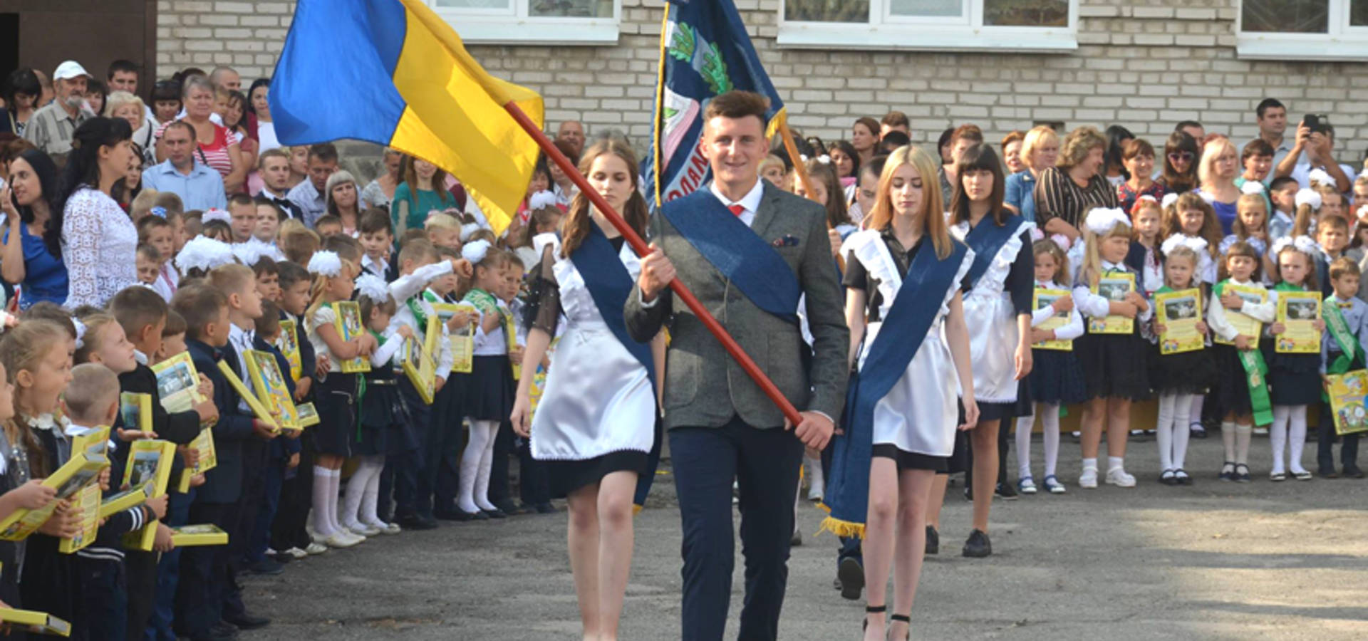 Мелодія дзвіночка покликала школярів у світ знань