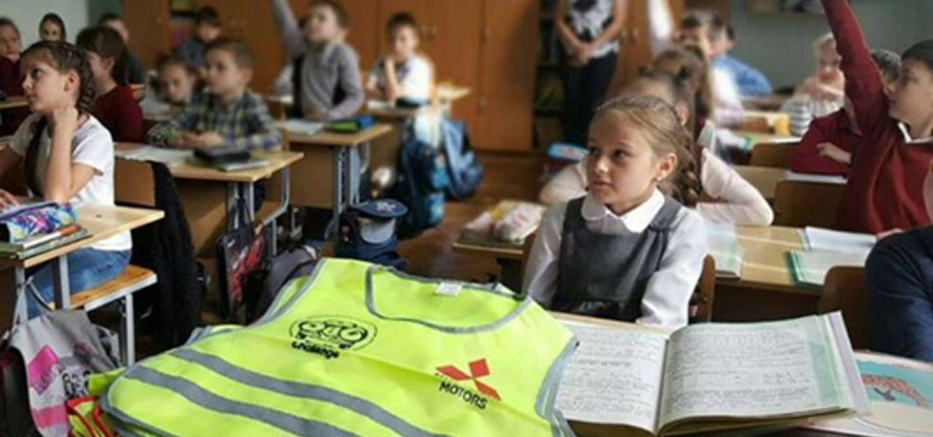 Школярі молодших класів носитимуть світловідбивні жилети