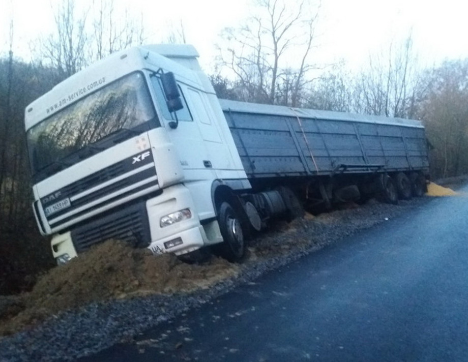 Фура з кукурудзою з'їхала в кювет у Літинському районі 