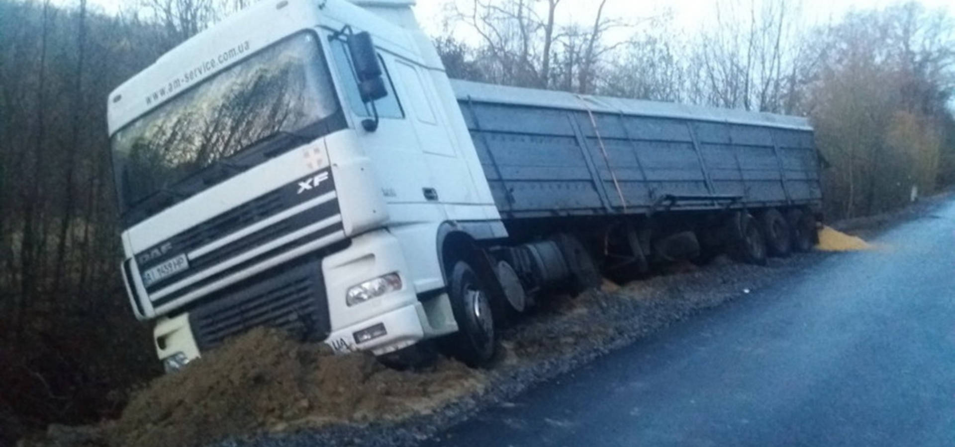 Фура з кукурудзою з'їхала в кювет у Літинському районі
