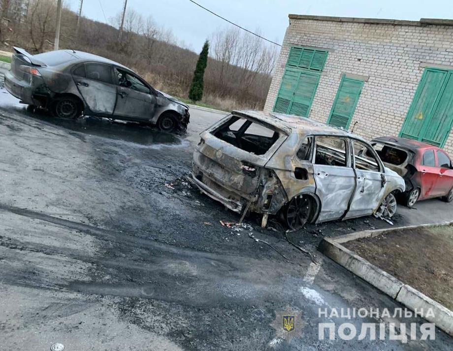 Вночі у Вінниці згоріли три автомобілі