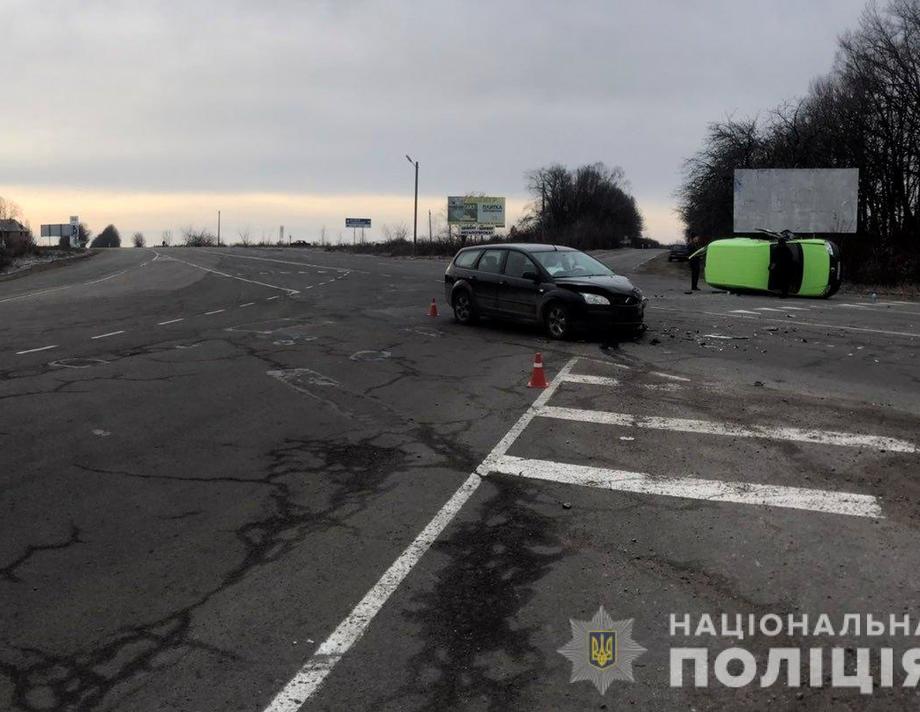 Аварія поблизу Хмільника. 49-річну кермувальницю госпіталізовано