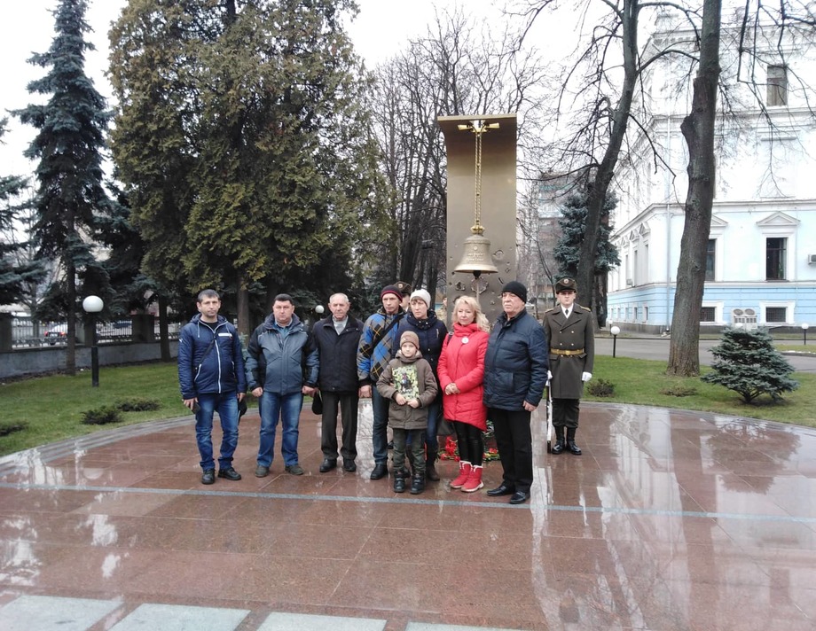 Дзвоном та пострілом вшанували пам'ять Михайла Рачка з Вінниччини у Міністерстві Оборони в Києві 