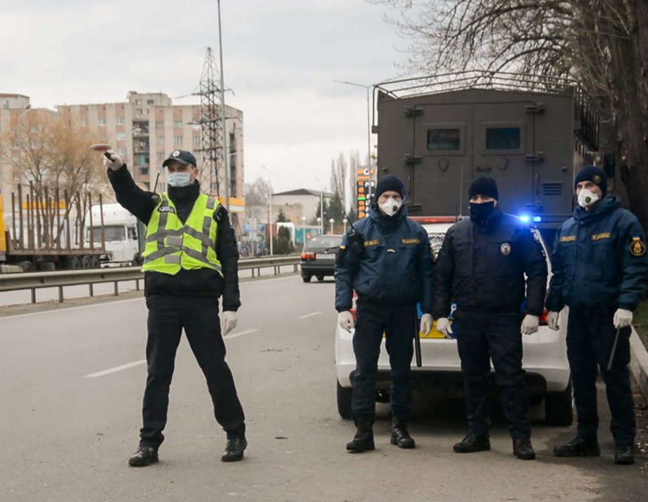 Блок-пости із бронетехнікою. Правила карантину на Вінниччині стають все суворішими (ФОТО)