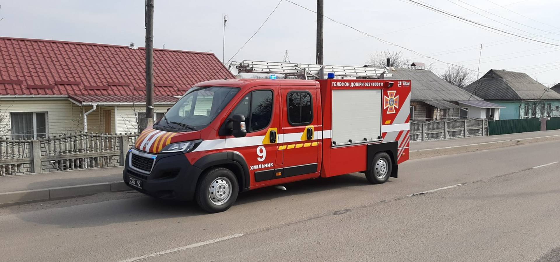 Рятувальники в гучномовець сповіщають правила поведінки під час карантину у Хмільнику на Вінниччині