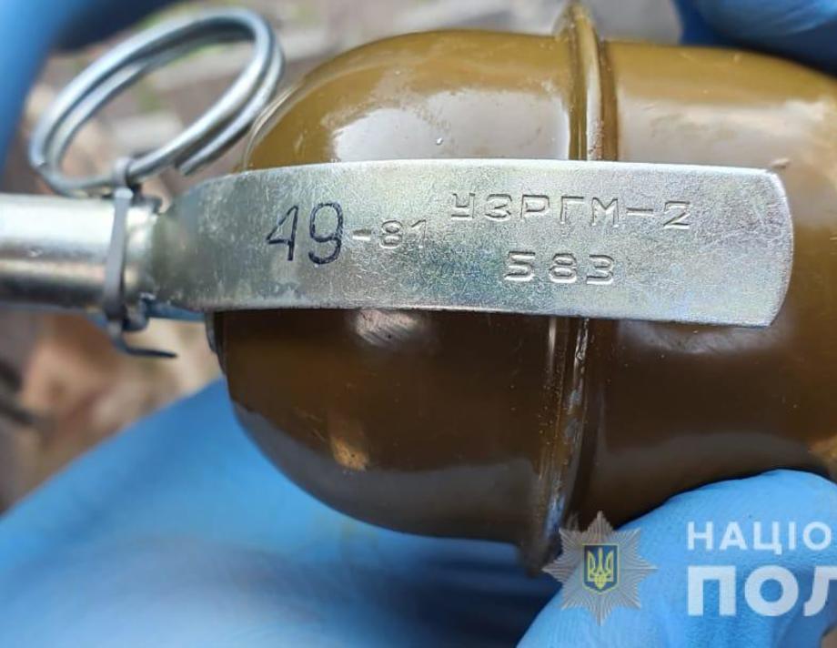 П'яний чоловік, під час сварки, лякав дружину і матір гранатою
