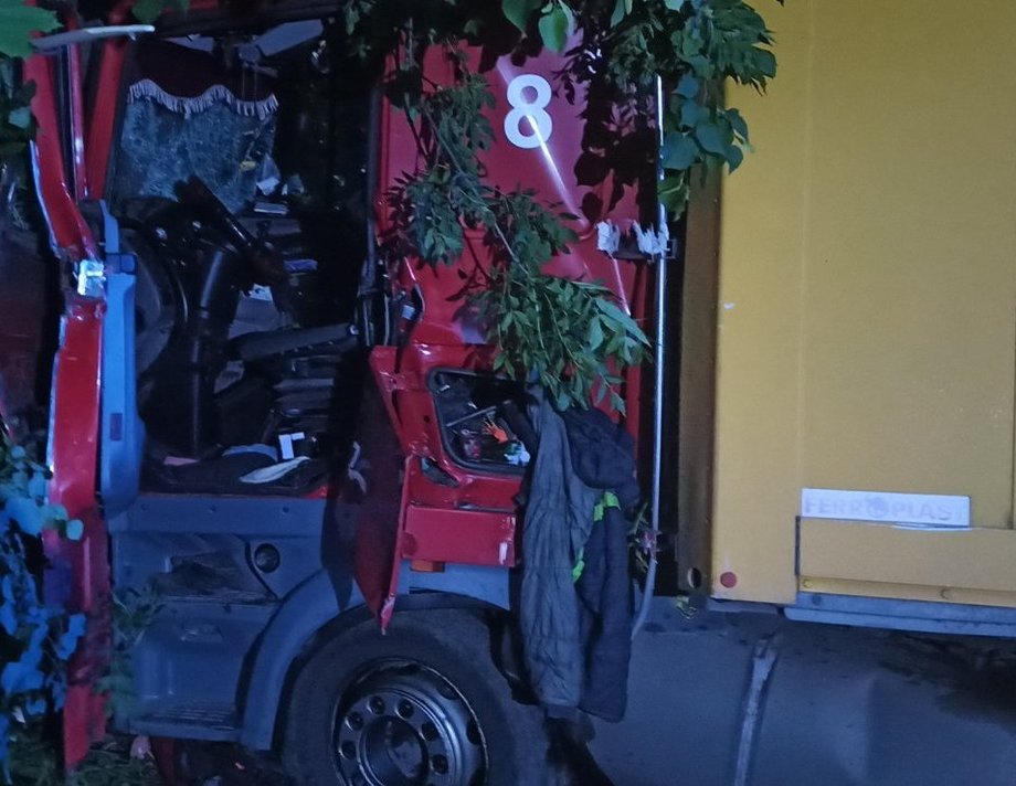 У Літинському районі фура влетіла у дерево, водія діставали рятувальники