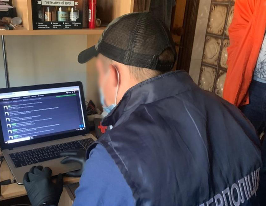  Вінничанина, який викрадав логіни та паролі громадян і продавав їх на спеціалізованих форумах затримала поліція  