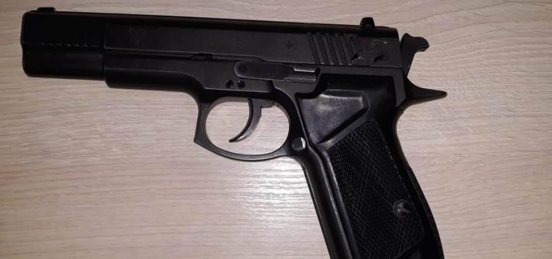 Жінка видерла у хулігана пістолет і здала його поліції