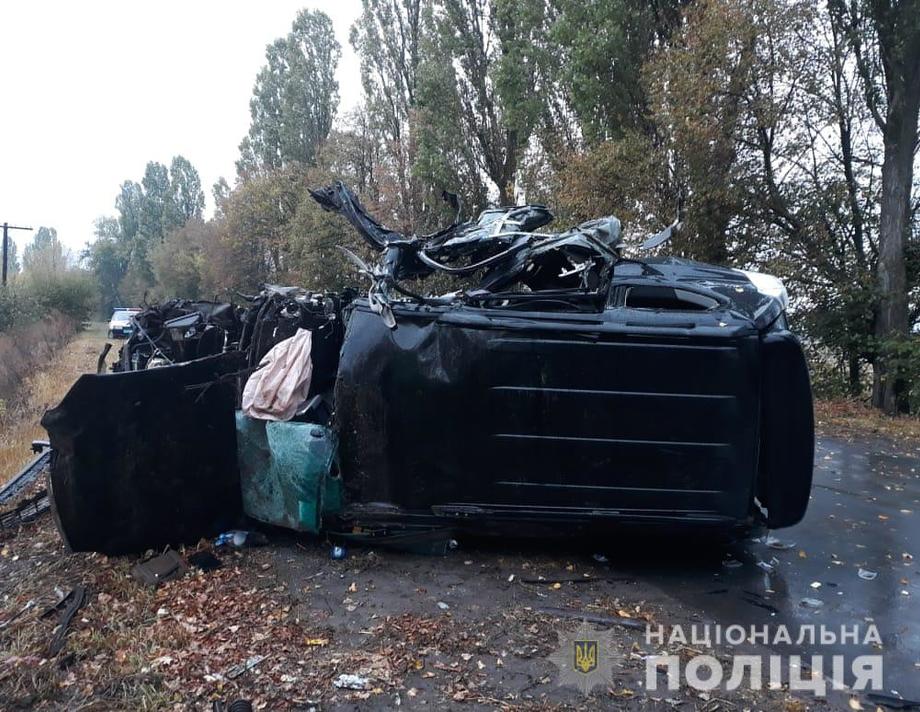 В жахливій аварії загинула людина та постраждали четверо пасажирів, двоє з яких неповнолітні діти