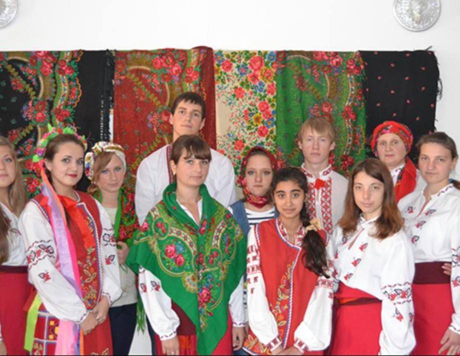 Хмільничанки фотографувались у хустках