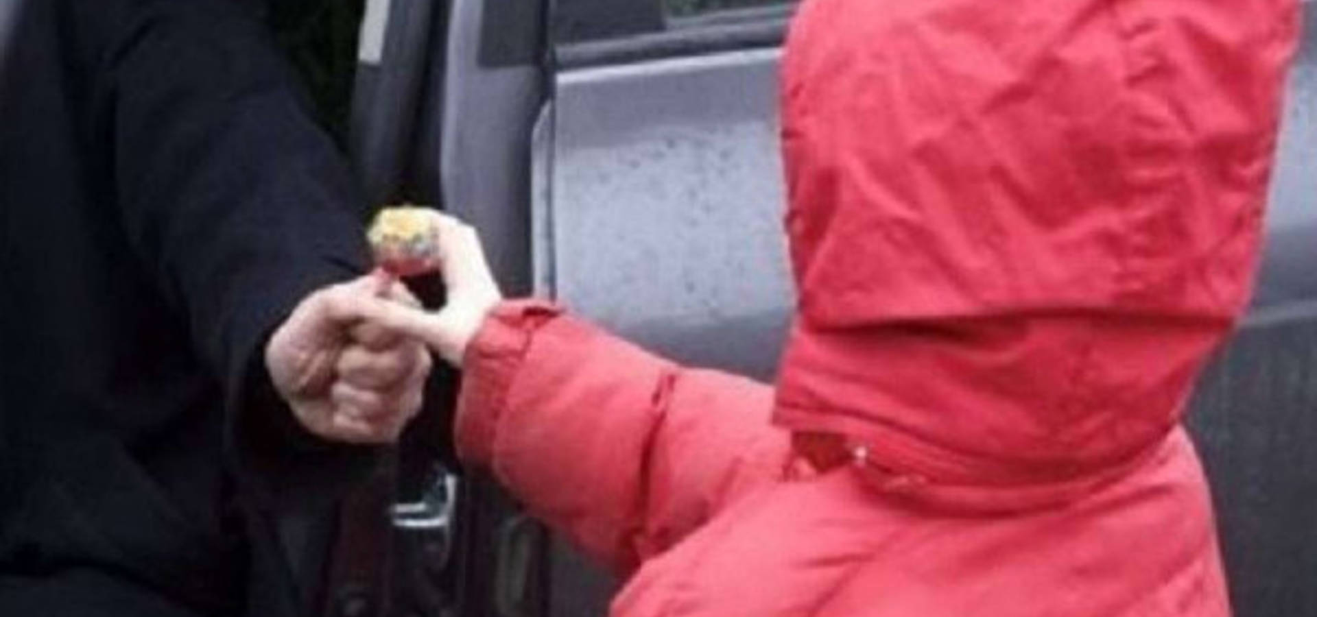 По Хмільнику їздить чорне ауді, з якого бородатий чоловік кличе дітей...