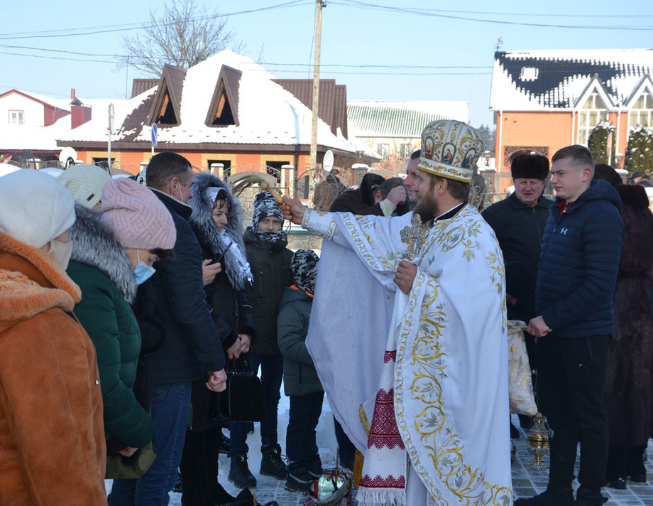 Освячували воду та купались у тріскучий мороз. Як у Хмільнику на Вінниччині Водохреща святкували