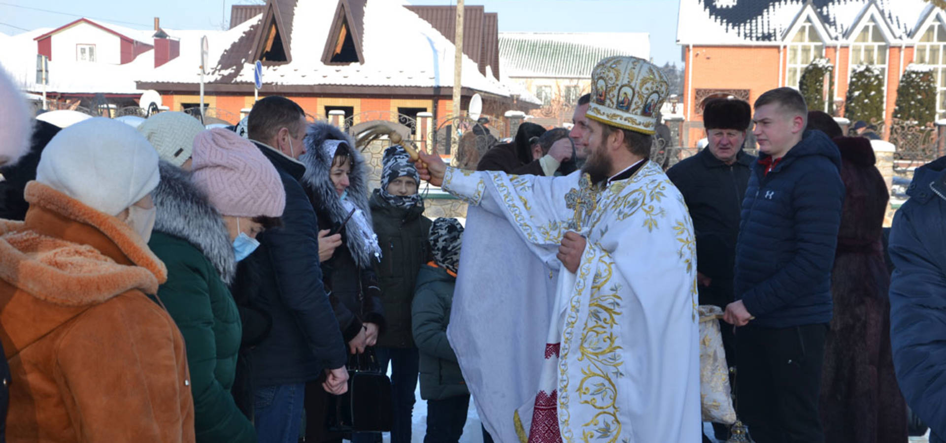 Освячували воду та купались у тріскучий мороз. Як у Хмільнику на Вінниччині Водохреща святкували