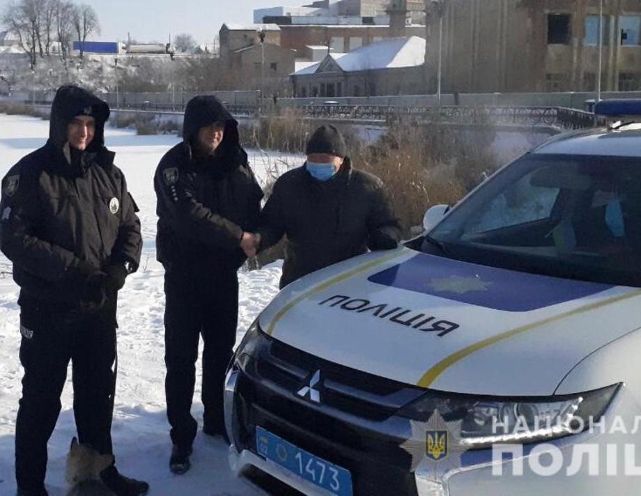 В Хмільницькому районі на Вінниччині поліцейські разом із містянами врятували чоловіка, який провалився під кригу