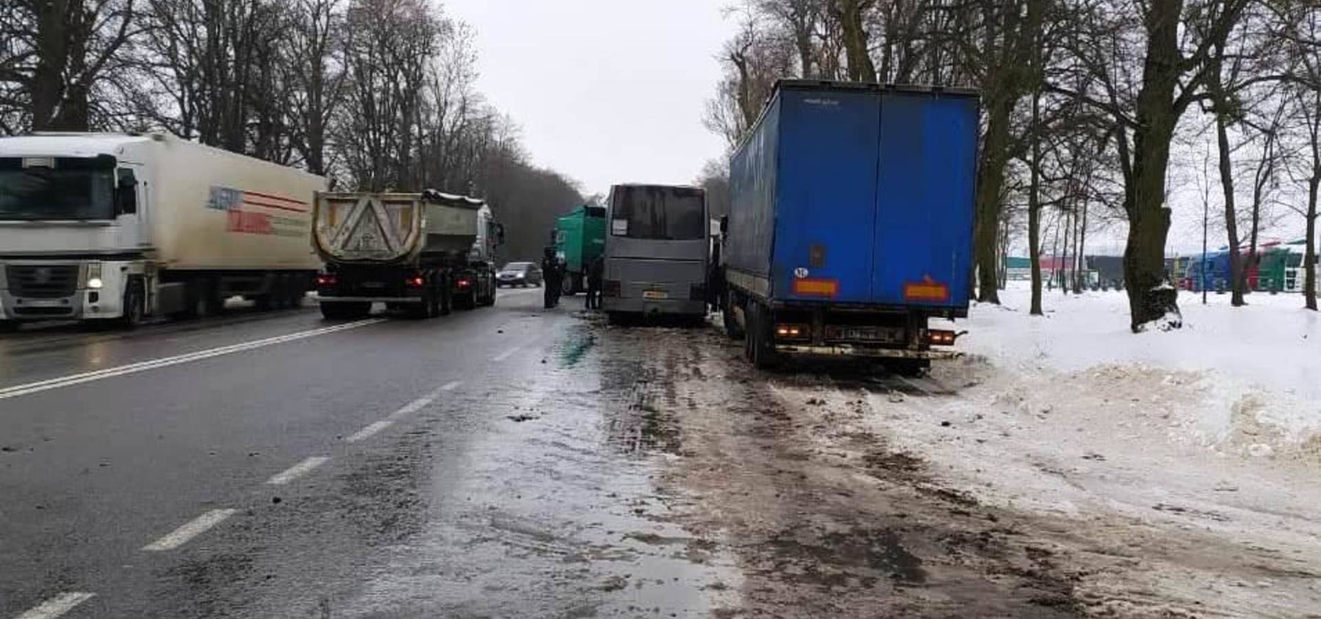 Пасажирський автобус, чотири вантажівки та два легковики зіткнулись на дорозі до Вінниці (відео)