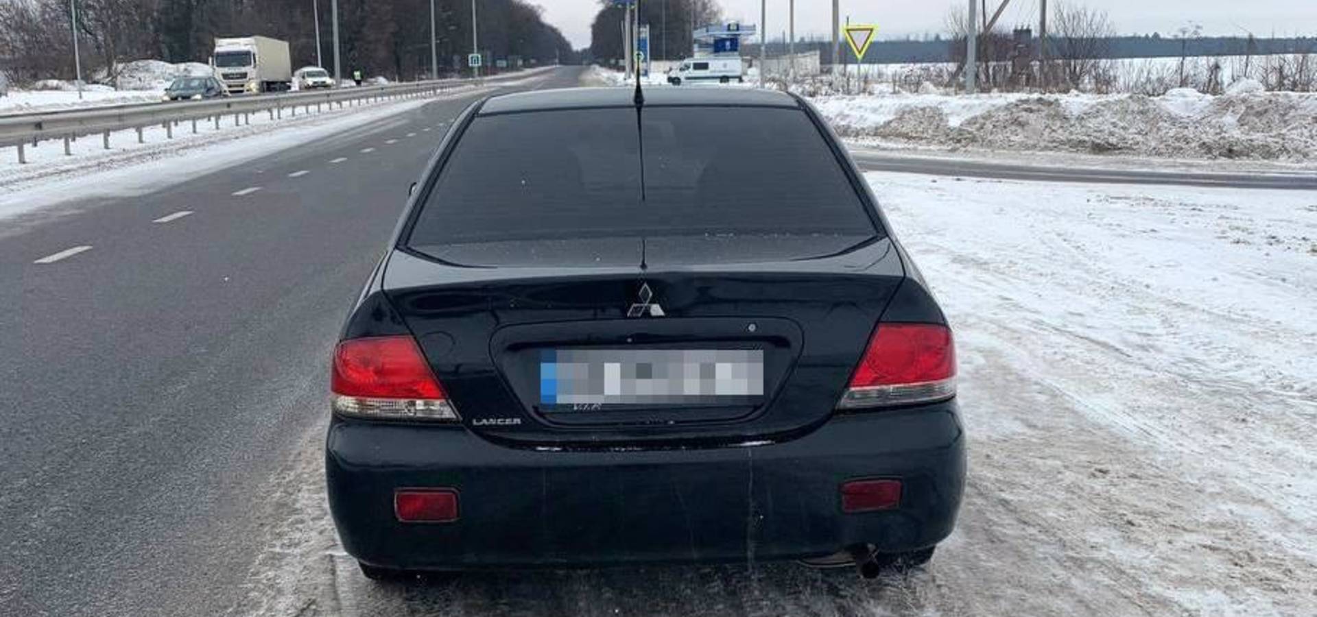 Поліція затримала злодіїв, які викрали  велику суму грошей з машини у Хмільницькому районі