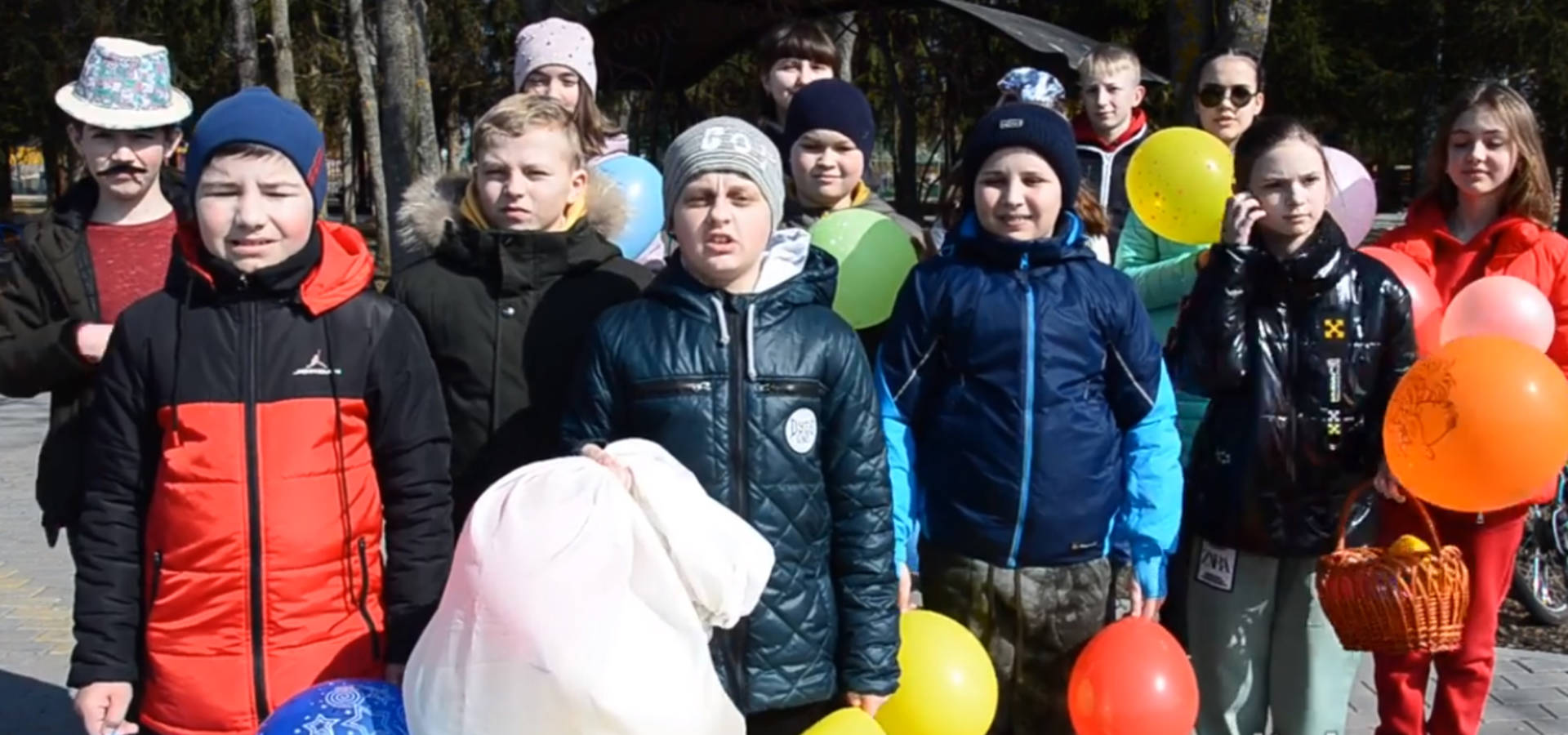 В Хмільнику на Вінниччині школярі подарували землякам мішок щастя