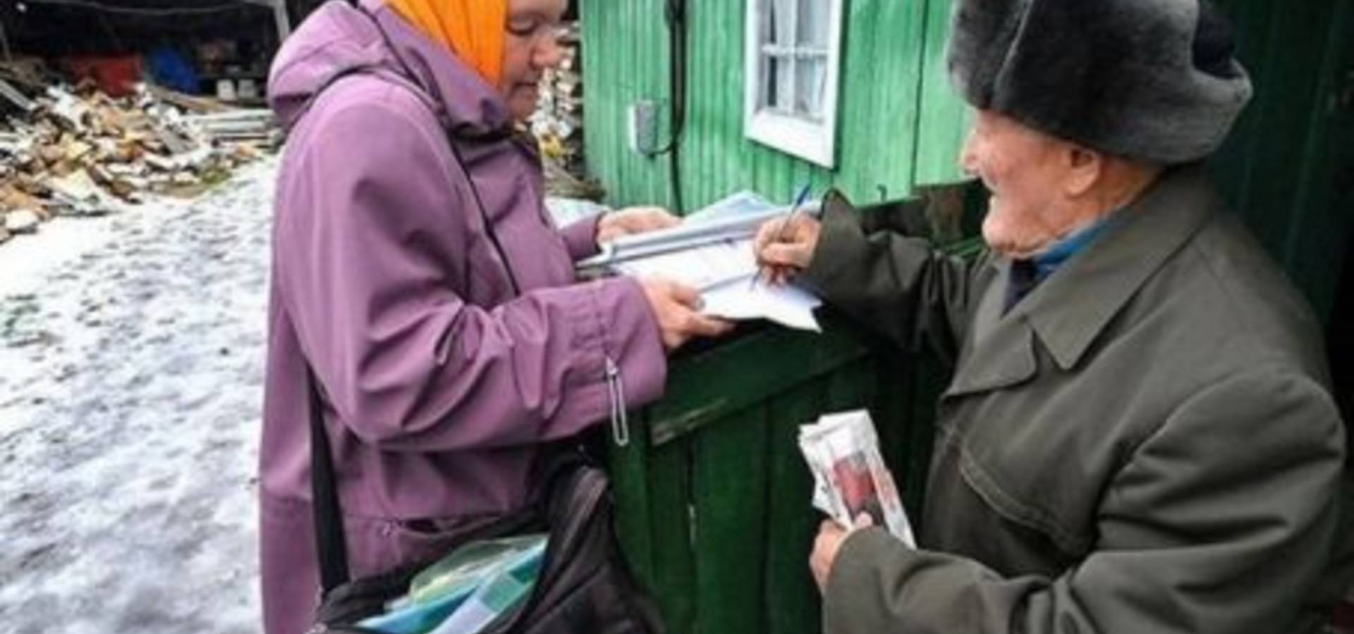 Хмільничани отримуватимуть пенсії і соціальні виплати тільки на банківську картку