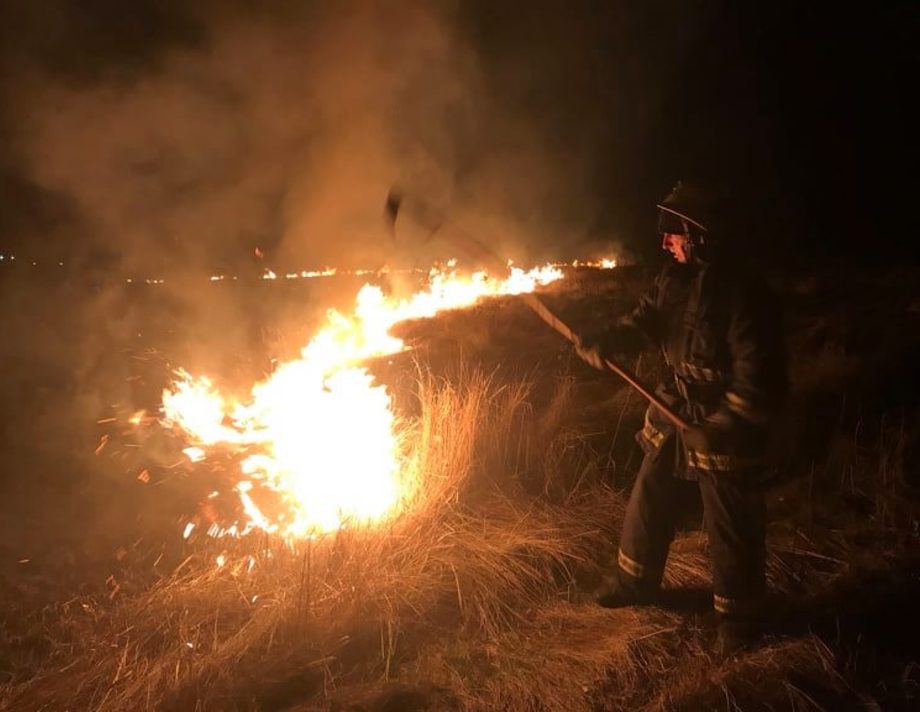 Хмільницькі рятівники на Вінниччині закликають людей не палити суху траву та листя