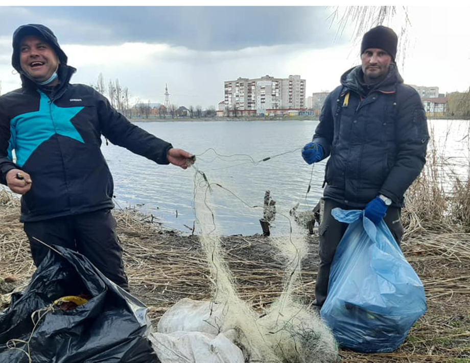 В Хмільнику на Вінниччині активісти прибрали ставок