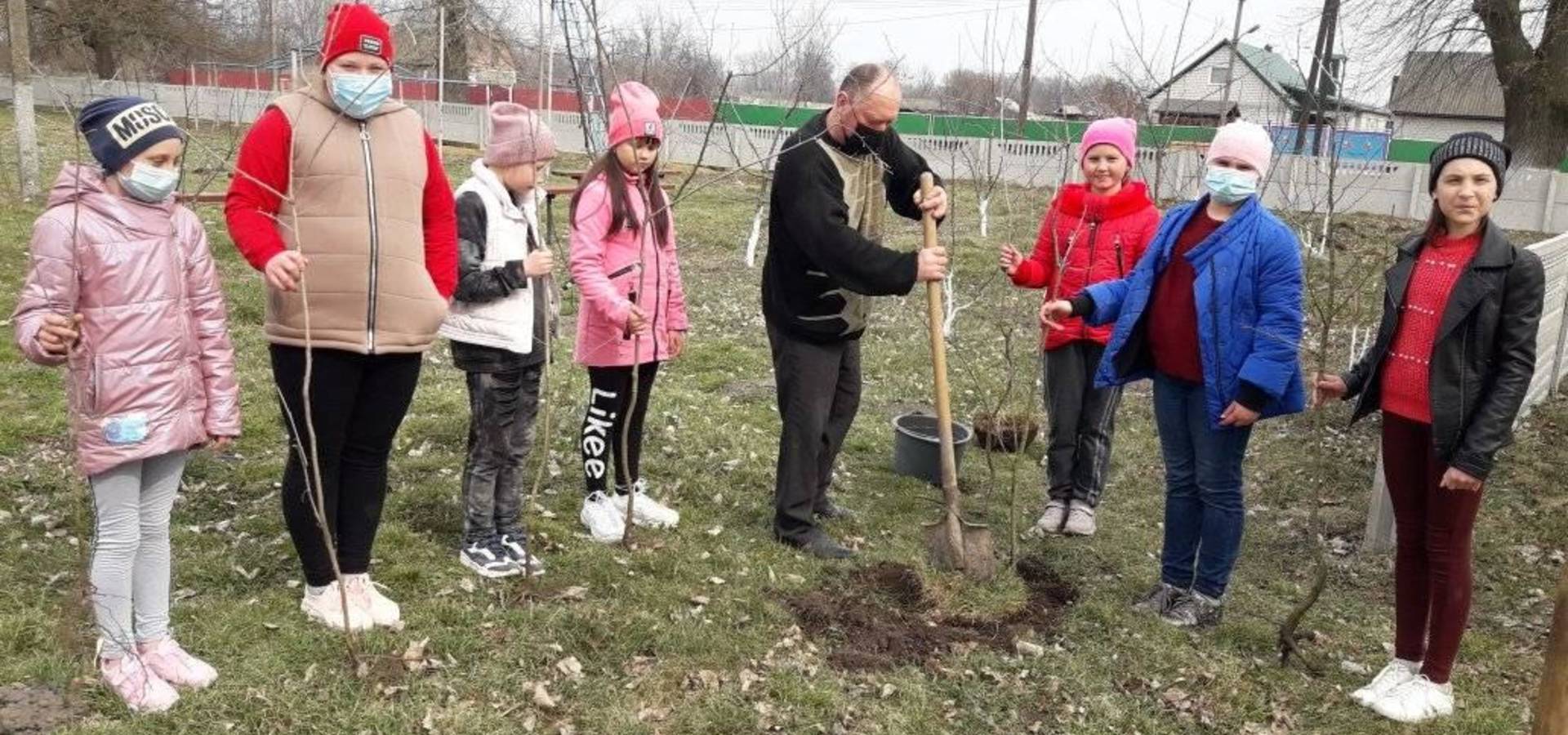 В селі Куманівці на Вінниччині діти висадили саджанці черешні