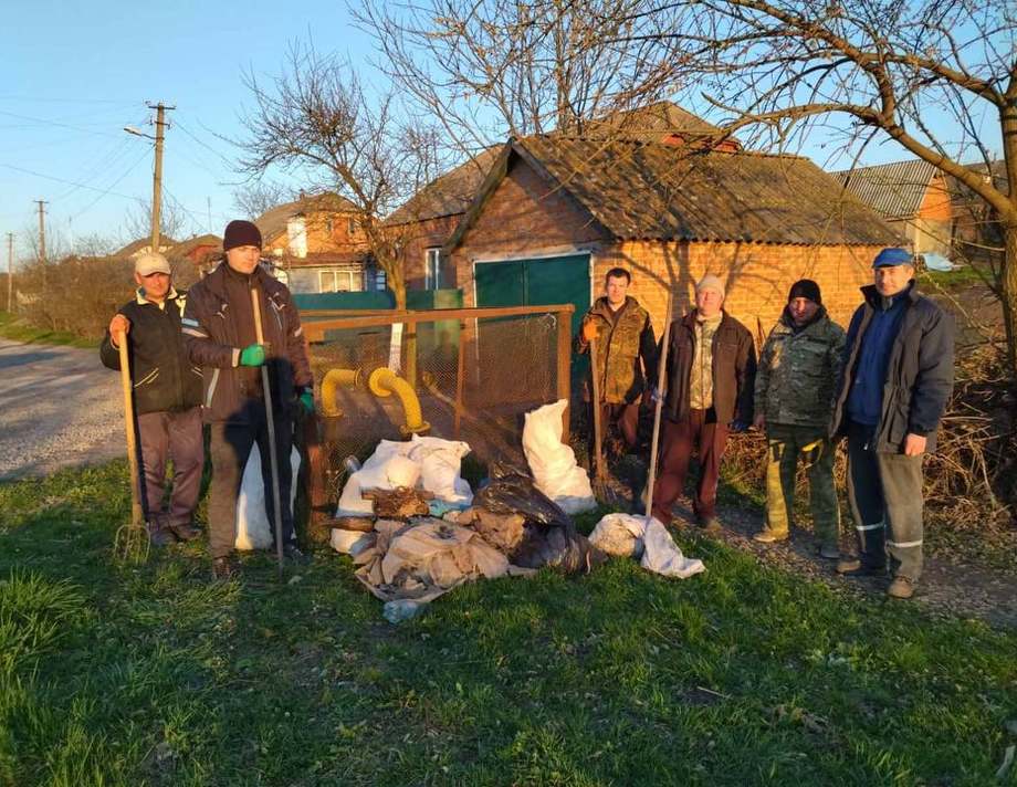 У Хмільнику мешканці двох вулиць прибрали берег Сидориського ставка