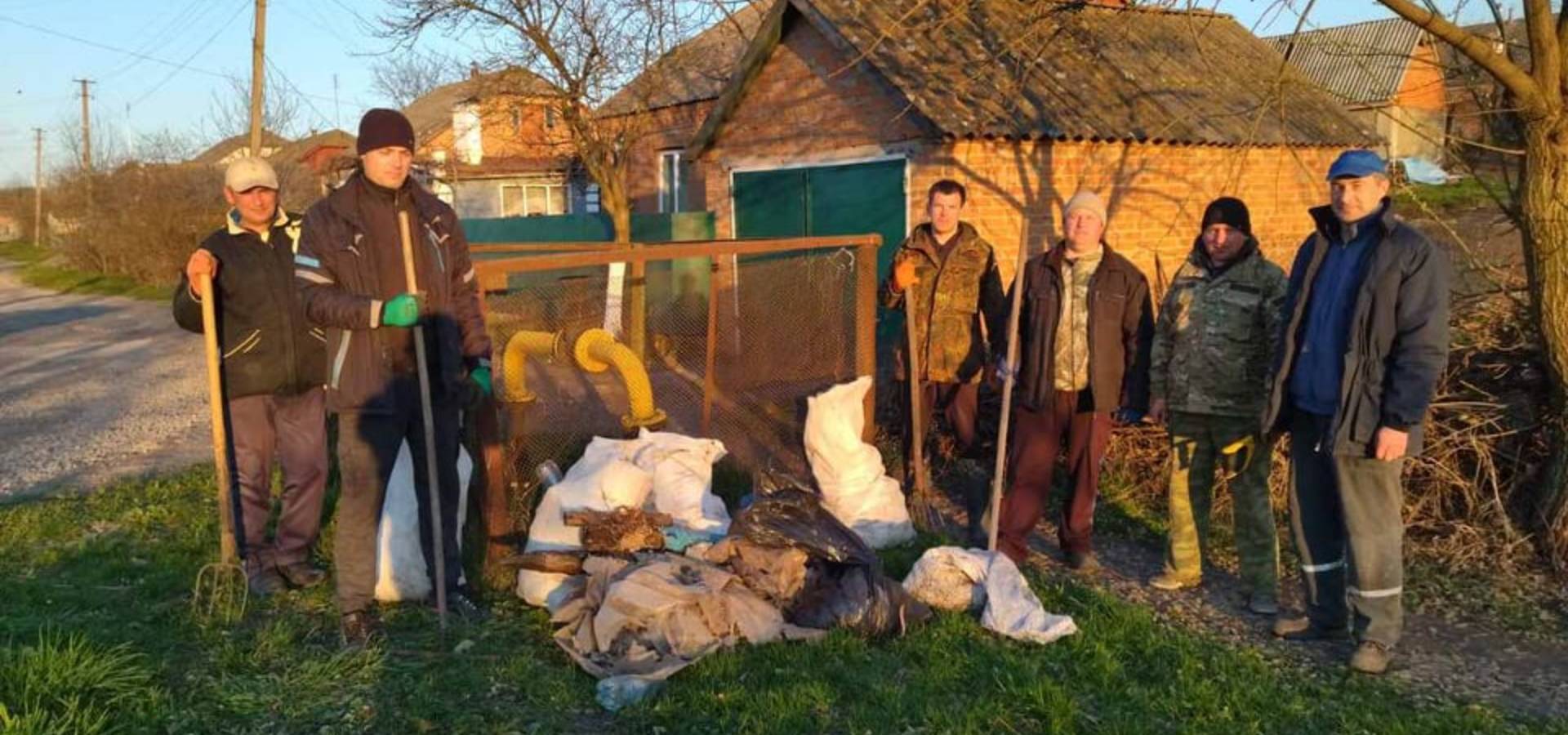 У Хмільнику мешканці двох вулиць прибрали берег Сидориського ставка