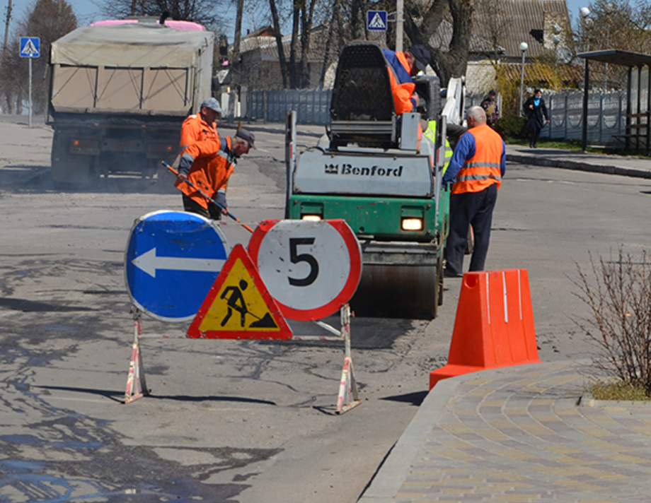 У Хмільнику ремонтують дорогу по вулиці Небесної Сотні