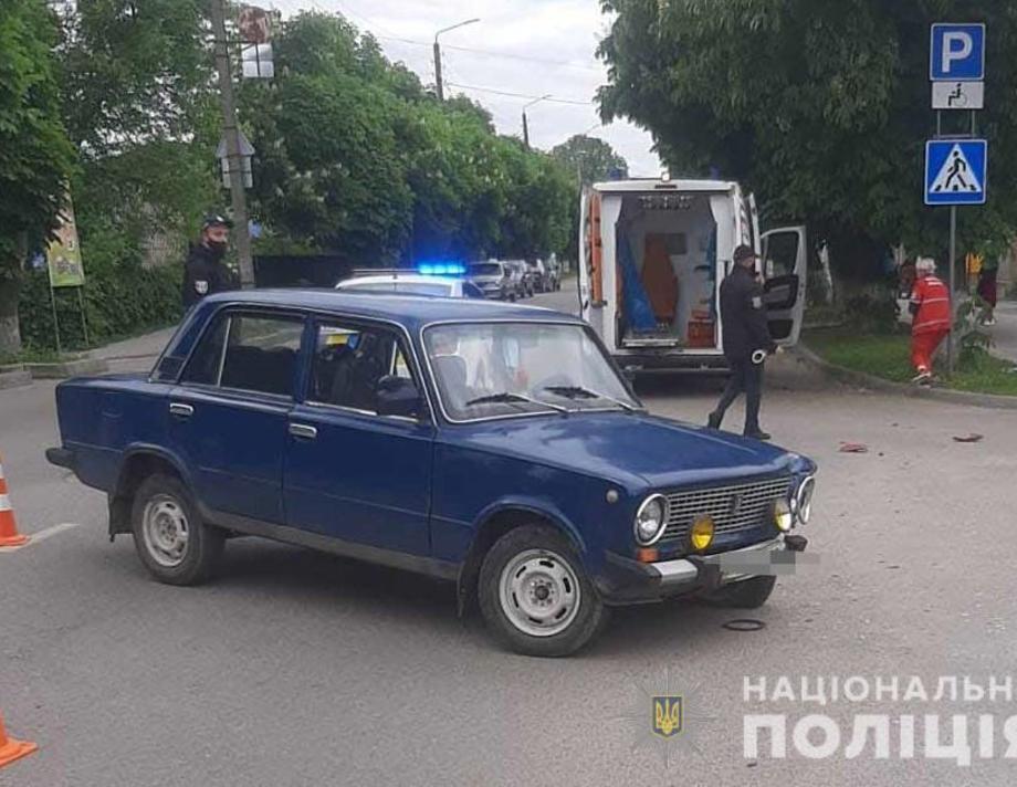 У Хмільнику скутерист потрапив під колеса автомобіля