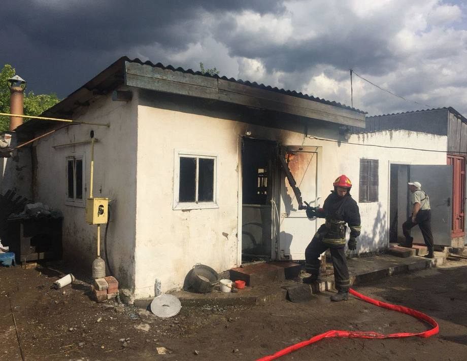  В Хмільницькому районі рятувальники ліквідували пожежу в господарчій будівлі
