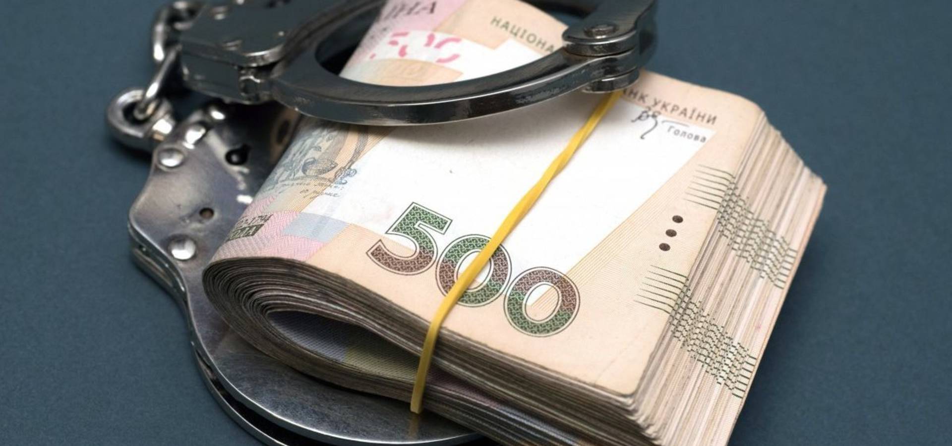 Суд призначив покарання хмільничанці, що давала хабар поліцейським