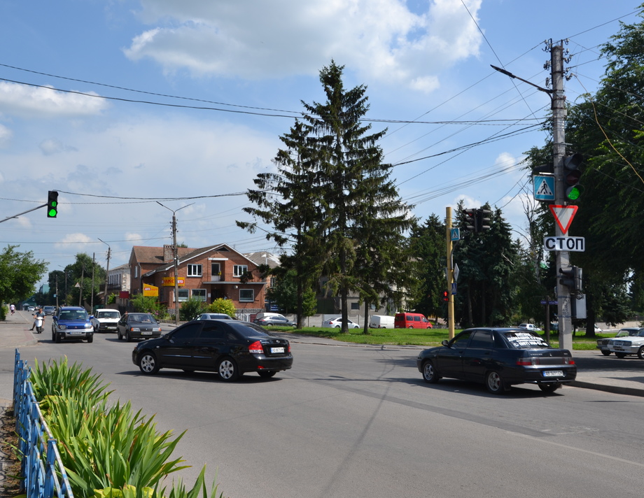 У поліції Хмільника закликали водіїв та пішоходів бути безпечними на дорогах