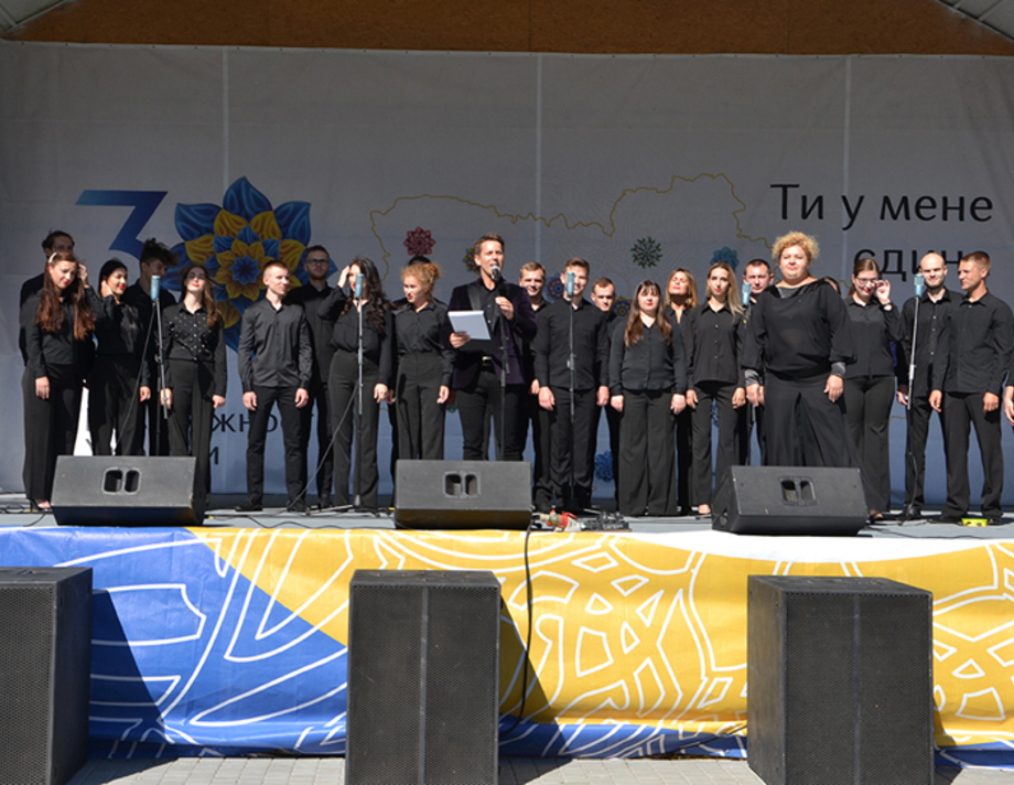 «Музика понад часом» линула над Бугом-рікою. У Хмільнику пройшов культурно-мистецький проєкт до 30-річчя Незалежності України