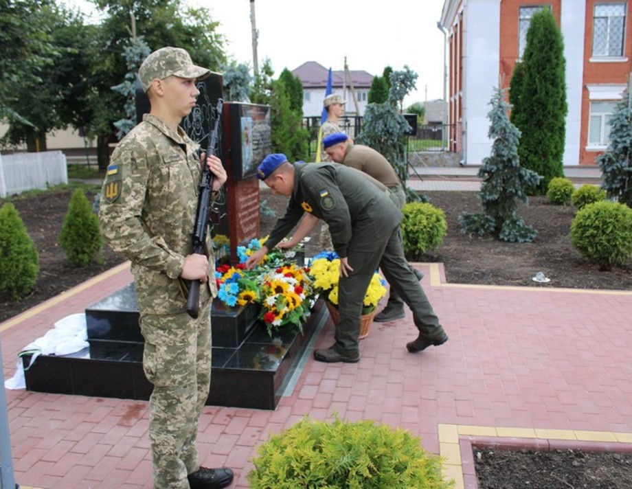 У Калинівці відкрили стіну пам’яті на честь захисників України