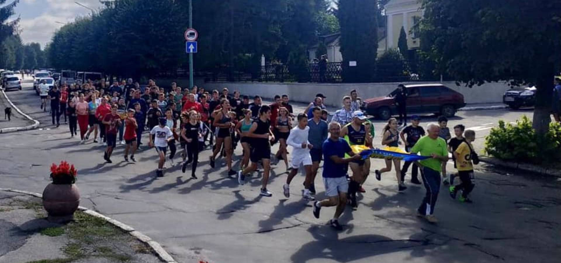 У Хмільнику на Вінниччині майже 100 містян взяли участь у патріотичному забігу