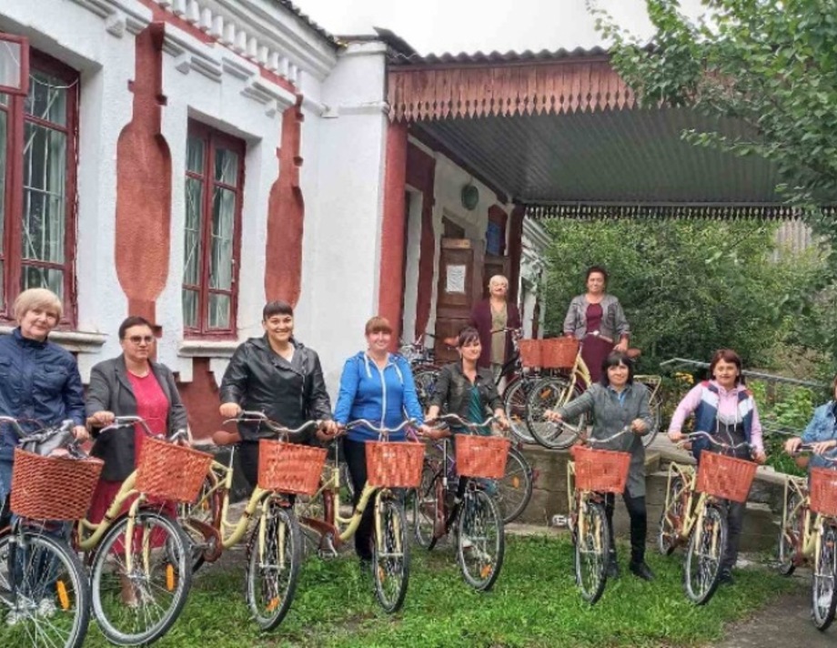 Соцпрацівників Хмільницької громади пересадили на велосипеди