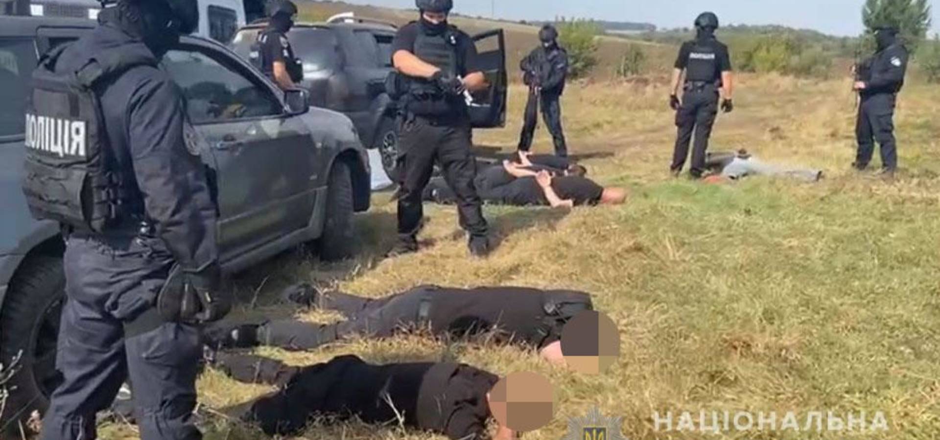 В селі на Вінниччині затримали 16 озброєних чоловіків, У їхніх автівках виявили зброю та наркотики