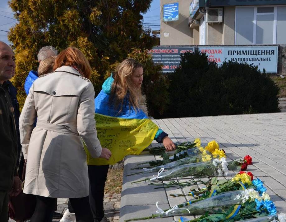 В Хмільнику вшанували захисників. Герої не вмирають
