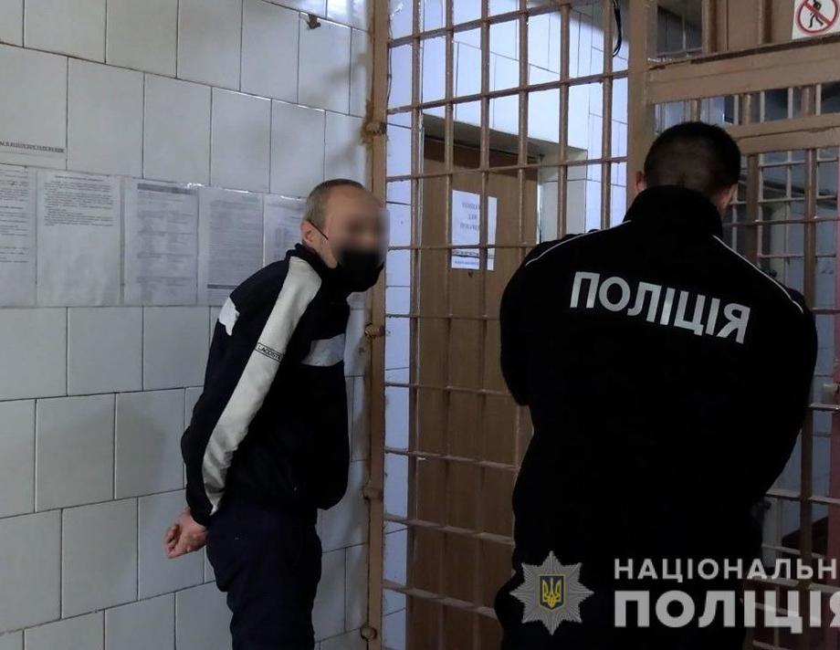 На Вінниччині затримали чоловіка за зґвалтування неповнолітньої доньки