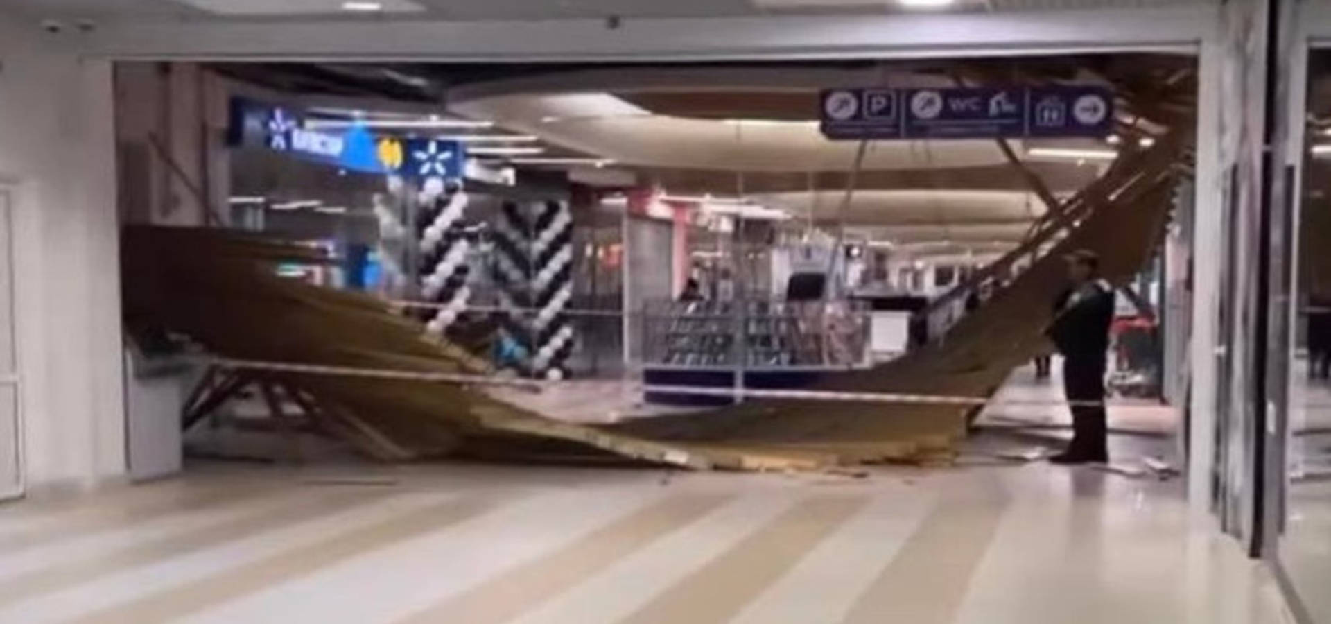 У вінницькому ТРЦ обвалилася стеля(відео)