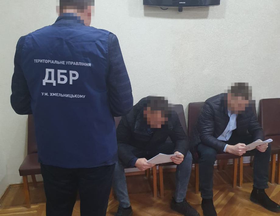 На Вінниччині поліцейський поставив юнака на коліна та бив до втрати свідомості