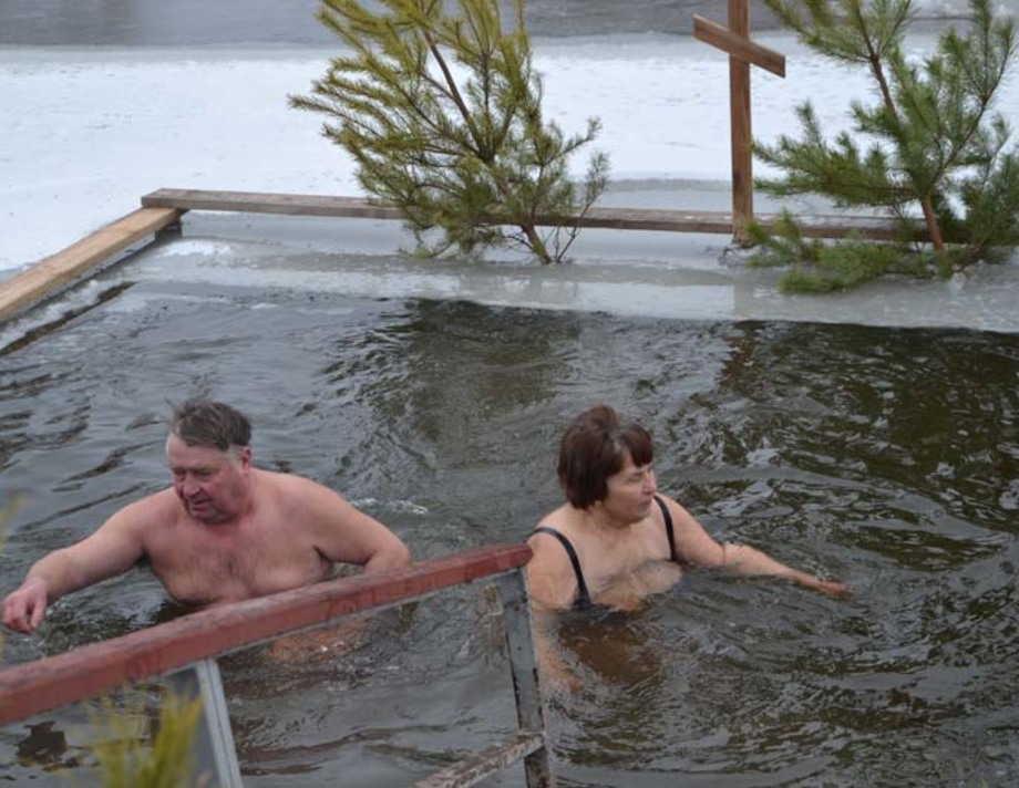 Водохреща у Хмільнику. Хмільничани пірнали в крижану ополонку (відео)