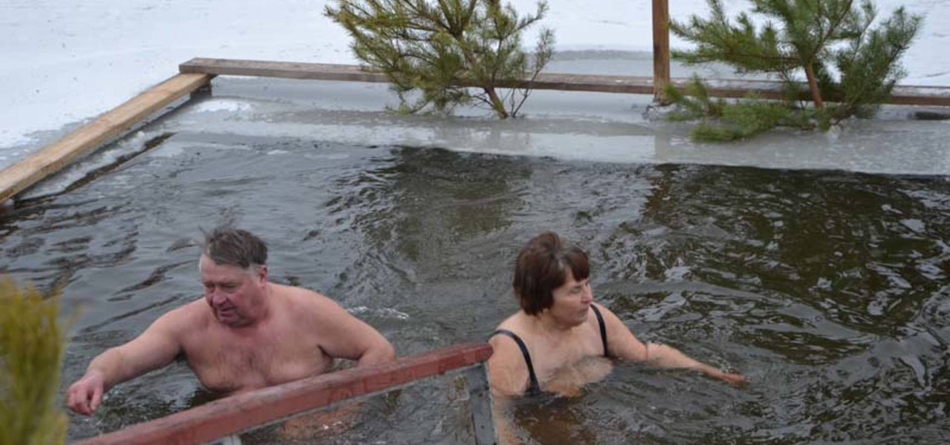 Водохреща у Хмільнику. Хмільничани пірнали в крижану ополонку (відео)