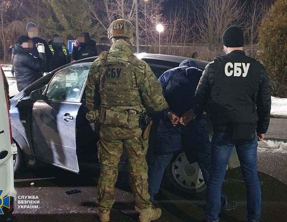 СБУ затримала банду, яка збувала зброю у середмісті Вінниці (відео)