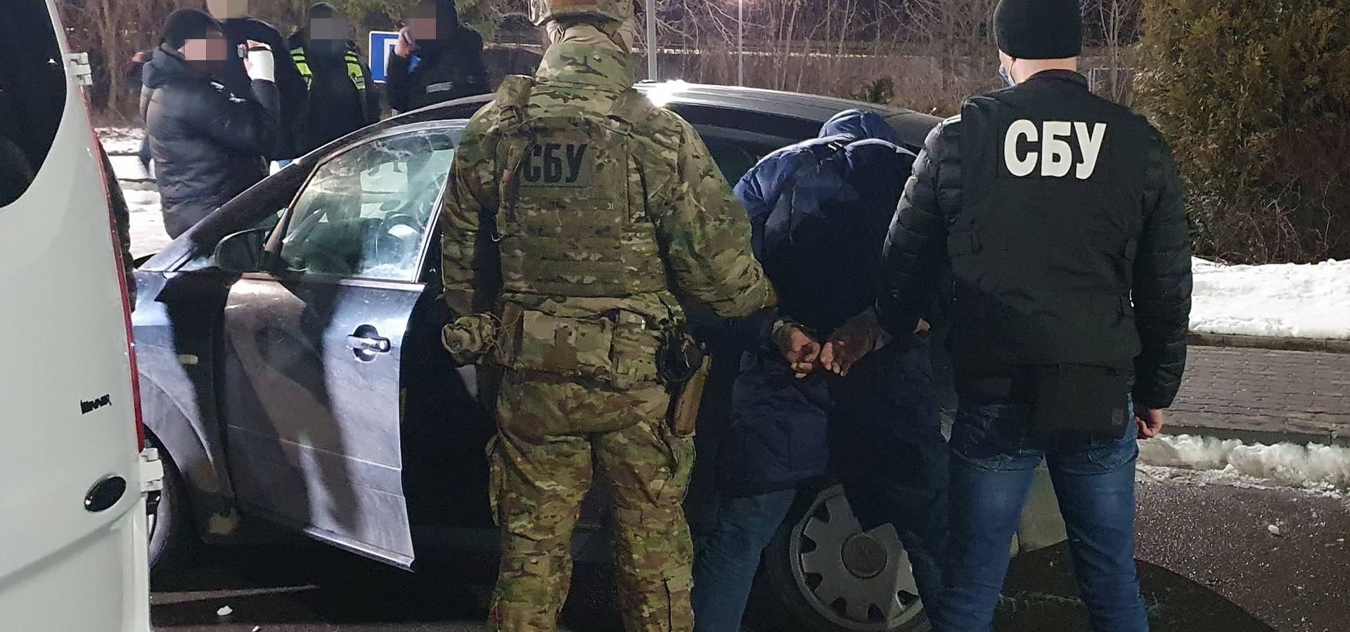 СБУ затримала банду, яка збувала зброю у середмісті Вінниці (відео)